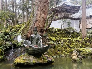 永平寺の池、蓮の葉の船に乗った観音菩薩の像