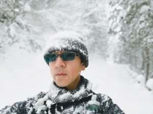 降り積もる雪道とサングラスをかけた筆者
